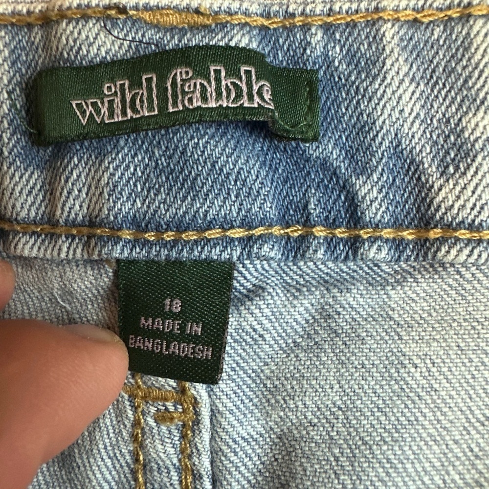 Wildβ Fable Super High-Rise Mom Jeans β Distressed Light Wash β Size 18 - Picture 4 of 14